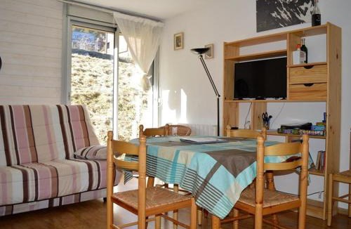 Les Angles Apartment | Appartement T2 cabine au centre avec parking et WIFI - FR-1-593-33