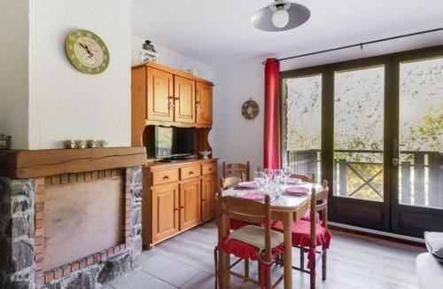 Esquieze-Sere Apartment | Appartement T3 Duplex 6 Pers. avec Cheminée et Balcon à Esquièze-Sère - FR-1-402-70