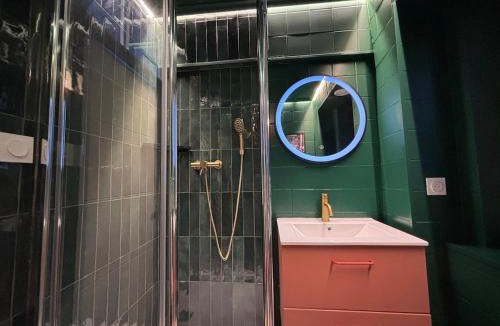 Castres Apartment | Appartement Thème Années 60' l Baignoire Jets l Clim l Netflix