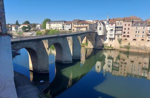 Villeneuve-sur-Lot Apartment | Appartement vue Lot dans Bastide