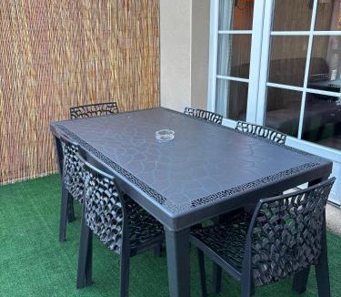 Monflanquin Apartment | Appartement Vue Lac & Piscine, Terrasse Privée, Résidence Mondésir
