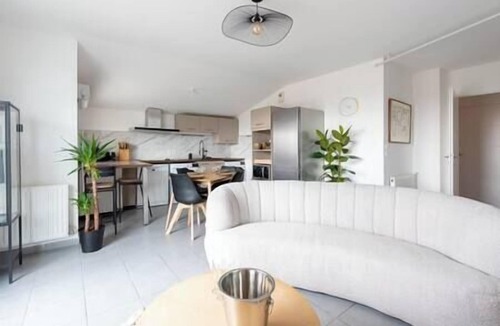 Roseraie Apartment | Appartment close to city center, AC and car park