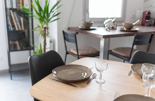 Roseraie Apartment | Appartment close to city center, AC and car park