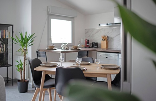 Roseraie Apartment | Appartment close to city center, AC and car park
