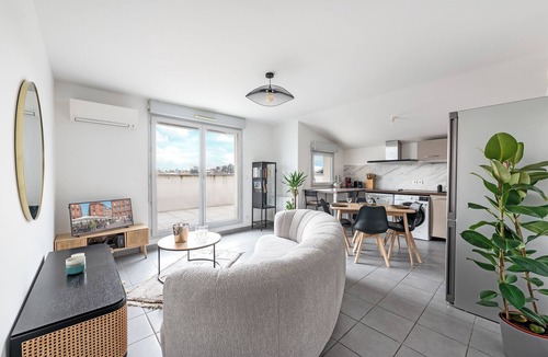Roseraie Apartment | Appartment close to city center, AC and car park