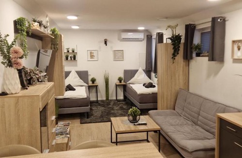 Roding House | Appartment-Ferienwohnung mit Küche, Bad, WLAN, Klimaanlage, Modern eingerichtet