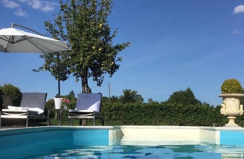 Saint-Pey-de-Castets House | Appartment at winery chateau Cadaulan