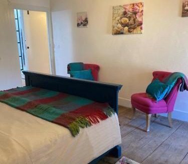 Oradour-sur-Vayres Villa | Apple Barn Cottage with 5 Bedrooms