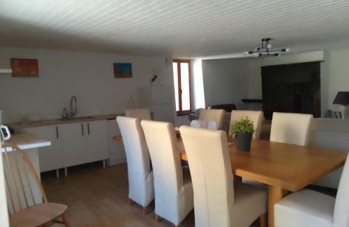 Oradour-sur-Vayres Villa | Apple Barn Cottage with 5 Bedrooms