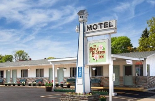 Mackinaw City Hotel | Apple Blossom Boutique 1