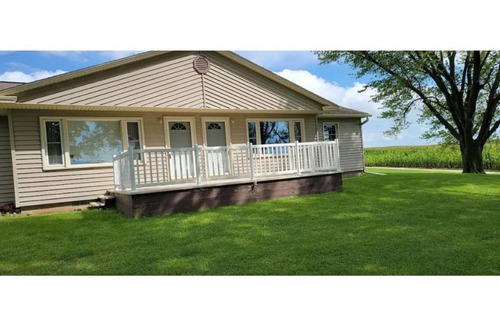Eldorado House | Apple Corners Quiet Country Guesthouse - 15 min drive from Decorah.