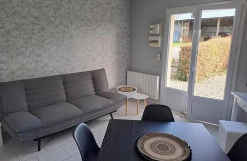 Les Moutiers-en-Cinglais House | Apple blossoms