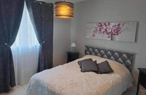 Les Moutiers-en-Cinglais House | Apple blossoms