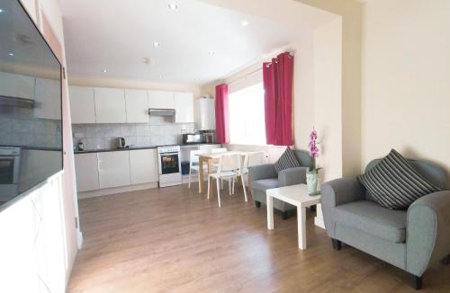 Hillingdon Apartment | Apple Garden A-3