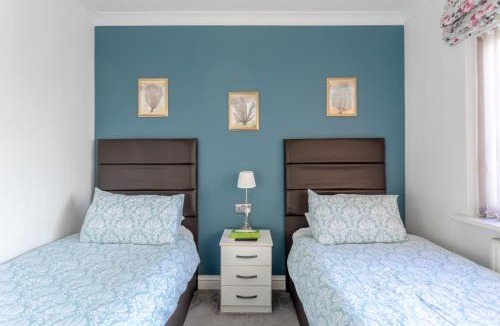 Queensbury House | Apple House Wembley Twin Room shared bathroom