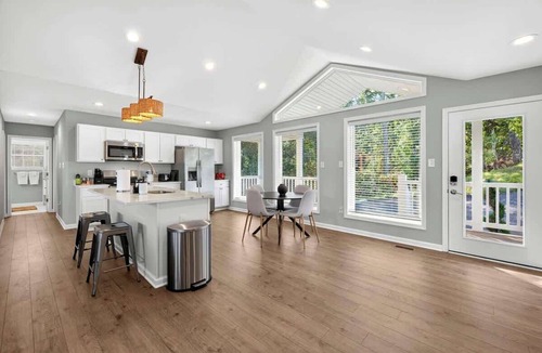 Front Royal Cottage | Apple Mountain House Hot Tub Game Room
