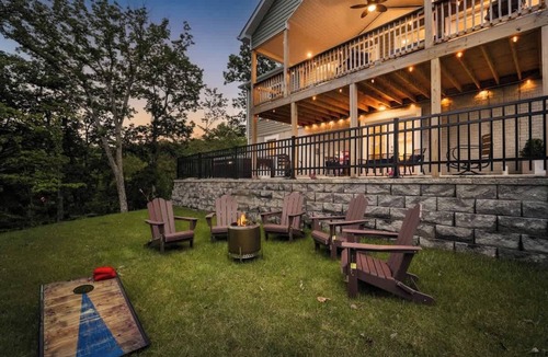 Front Royal Cottage | Apple Mountain House Hot Tub Game Room