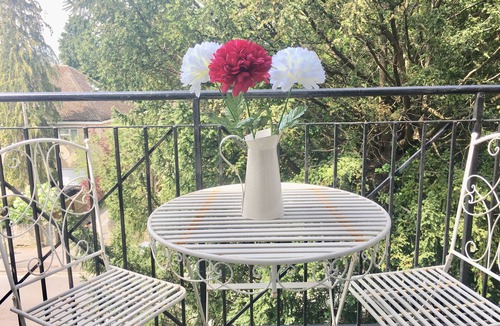 Cowley Apartment | Apple Perch 2BR Flat-Free Parking