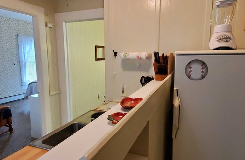 Milford Apartment | Apple Tree Apt 2, Charming 2nd fl apt, under 5 minutes to Dreams Park