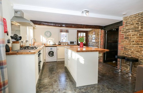 Warnham Cottage | APPLE TREE COTTAGE, pet friendly, with open fire in Warnham