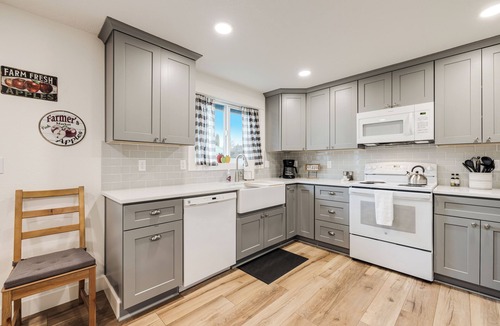 Carlton House | Apple Tree Cottage ~ Walkable 2 bed/2 bath