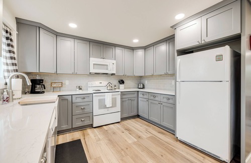 Carlton House | Apple Tree Cottage ~ Walkable 2 bed/2 bath