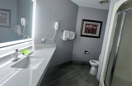 Independence Hotel | Apple Tree Inn and Suites
