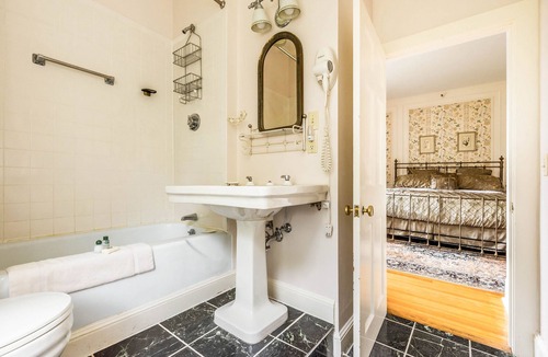 Lenox Hotel | Apple Tree Inn