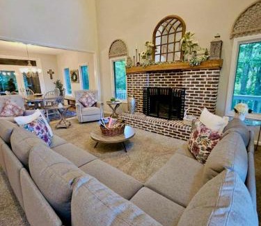 Hendersonville House | Apple Valley Chateau Mountain Getaway