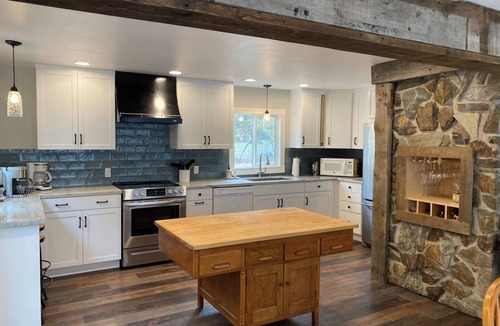 Jacksonville House | Applegate Riverside Retreat