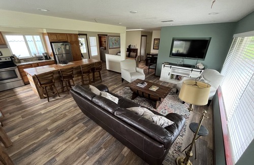 Murphy House | Applegate Valley Home on Vineyard