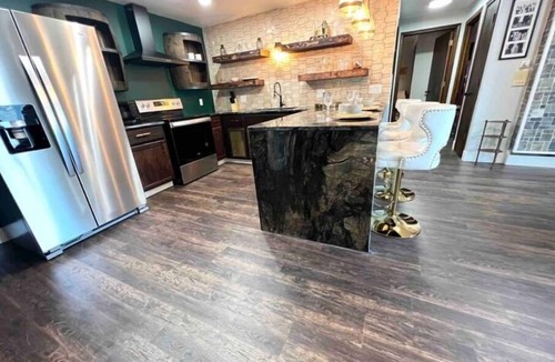 Appleton Apartment | Appleton Speakeasy for VIP w/garage/laundry