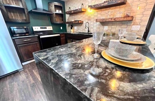 Appleton Apartment | Appleton Speakeasy for VIP w/garage/laundry