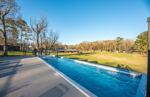 Willis House | Applewood: 2 mins to Lake Conroe! Rooftop deck, Heated Pool, Fire Pit