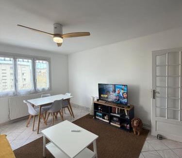 Les Arceaux Apartment | Appt aux Arceaux, Montpellier Centre, balcon, wifi, parking, Netflix