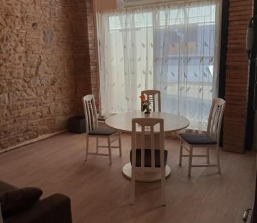 Graulhet Apartment | Appt climatisé, 4 à 6 couchages Tarn, Albi, Gaillac, Cordes, Wifi gratuit, boîte à clés, proche commodités et gare routière-Linge de lit et toilette offerts à partir de 4 nuits