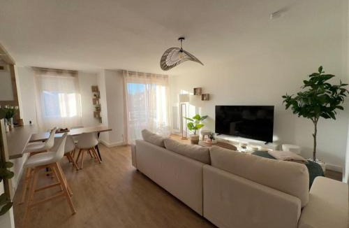 Grenade-sur-Garonne Apartment | Appt entier 85m2 avec 2 chambres dont 1 suite parentale 1 bureau 1 canapé lit piscine