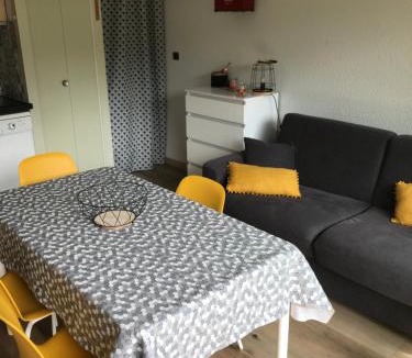 Saint-Lary-Soulan Apartment | Appt hyper centre chaleureux Saint-Lary-Soulan village - jardin