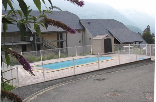 Luz-Saint-Sauveur Apartment | Appt T1 cabin de Létious, mountain view, swimming pool, wifi.