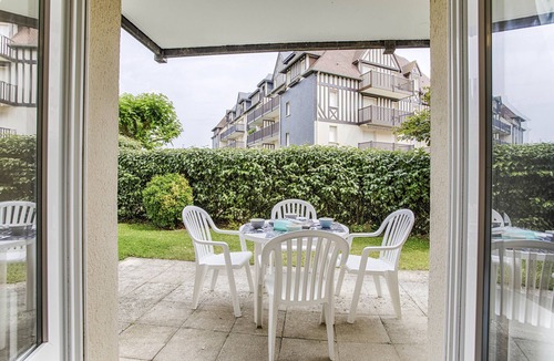 Cabourg Apartment | Appt T3 Refait à Neuf au Rez-de-jardin. Accès Direct Plage et à la Promenade MP