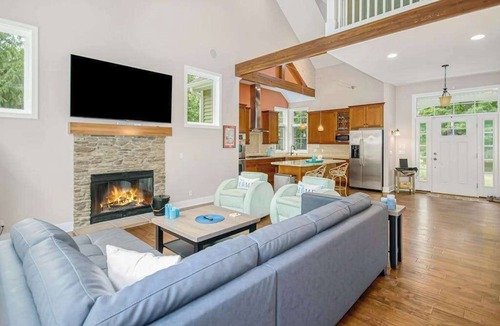 Glenn Haven Shores House | Appy Place with beautiful yard, apple trees, & firepit - walk to private beach