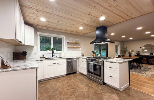 Newberg House | April & May Sunday - Thurs Special! ~ Wildhaven: Dog-friendly with Hot Tub