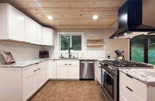 Newberg House | April & May Sunday - Thurs Special! ~ Wildhaven: Dog-friendly with Hot Tub