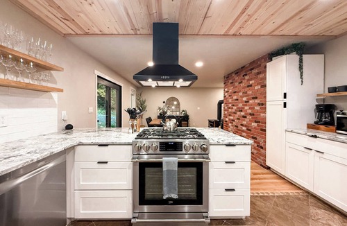Newberg House | April & May Sunday - Thurs Special! ~ Wildhaven: Dog-friendly with Hot Tub