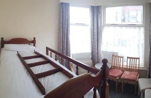 Great Yarmouth Apartment | Apsley 1 Flat Sleeps 4 with Near Beach