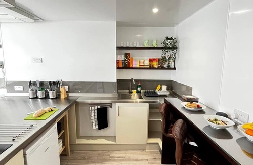 Hove Apartment | Apt. 10 - Beachside Beauty Lux Studio Steps from Beach