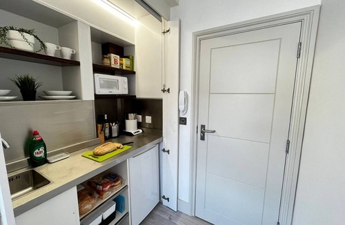 Hove Apartment | Apt. 10 - Beachside Beauty Lux Studio Steps from Beach