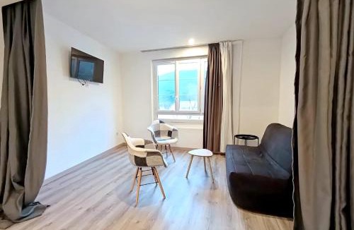Amelie-les-Bains-Palalda Apartment | Apt 14 au 3ème étage, un superbe T2 bis d'environ 60m2, climatisé et entièrement équipé avec une terrasse privée, dans un immeuble authentique du 18 ème siècle