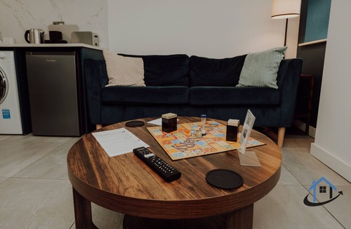 Desborough Apartment | Apt 3 - Manor House - 2 Bed 2 bathroom sleeps 5 parking