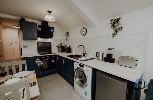 Desborough Apartment | Apt 3 - Manor House - 2 Bed 2 bathroom sleeps 5 parking